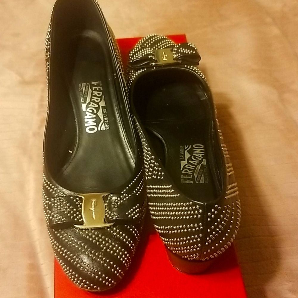 Vara Studs Ferragamo low heels